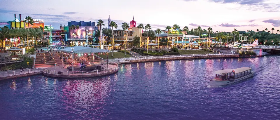 CityWalk vista da água · CityWalk, foto oficial Universal Orlando