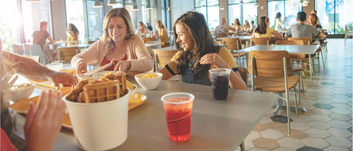Pier 8 Market · praça de alimentação · Universal Endless Summer Dockside, foto oficial Universal Orlando Resort