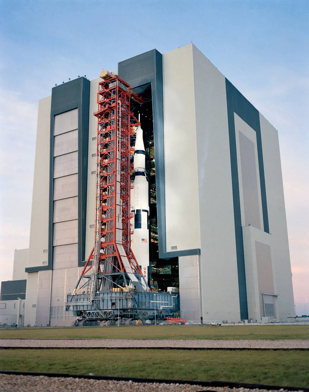 Vehicle Assembly Building (VAB) · Kennedy Space Center, foto oficial Kennedy Space Center Visitor Complex e NASA